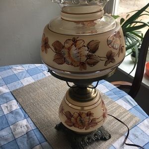 Small vintage gwtw hurricane lamp (electric).